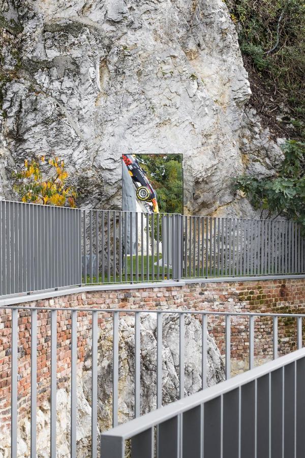 Kai 36 - Hotel Zwischen Fels Und Fluss Graz Eksteriør billede The memorial at the crash site
