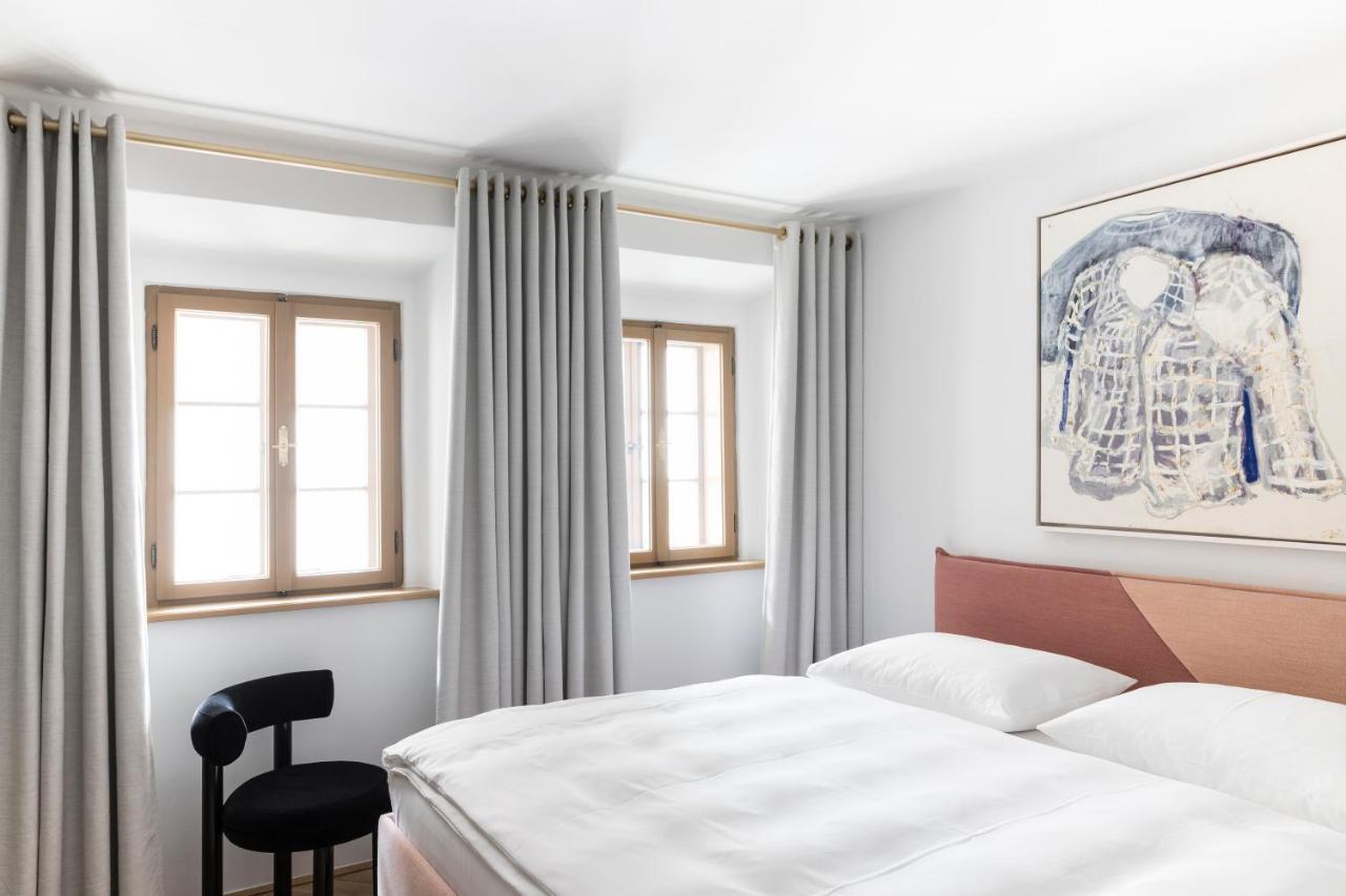 Kai 36 - Hotel Zwischen Fels Und Fluss Graz Eksteriør billede A bedroom with curtains