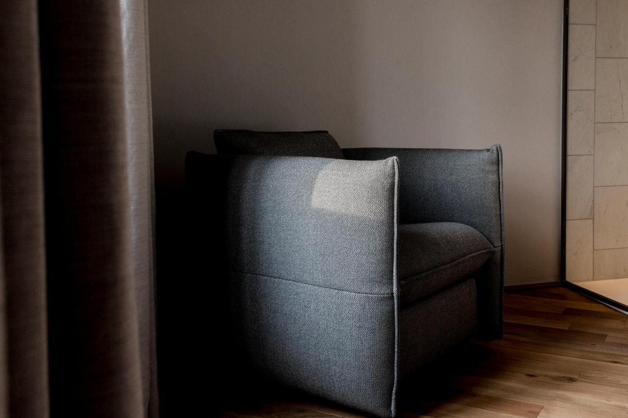 Kai 36 - Hotel Zwischen Fels Und Fluss Graz Eksteriør billede A chair