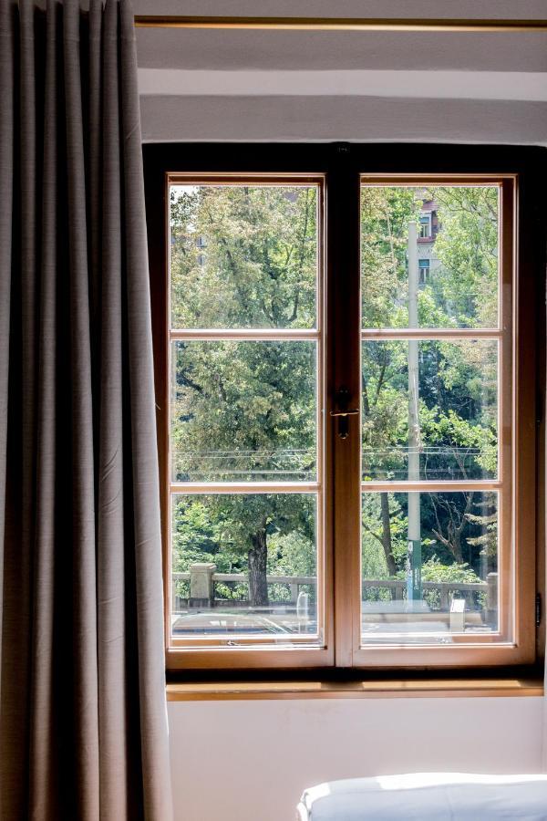 Kai 36 - Hotel Zwischen Fels Und Fluss Graz Eksteriør billede A window with curtains