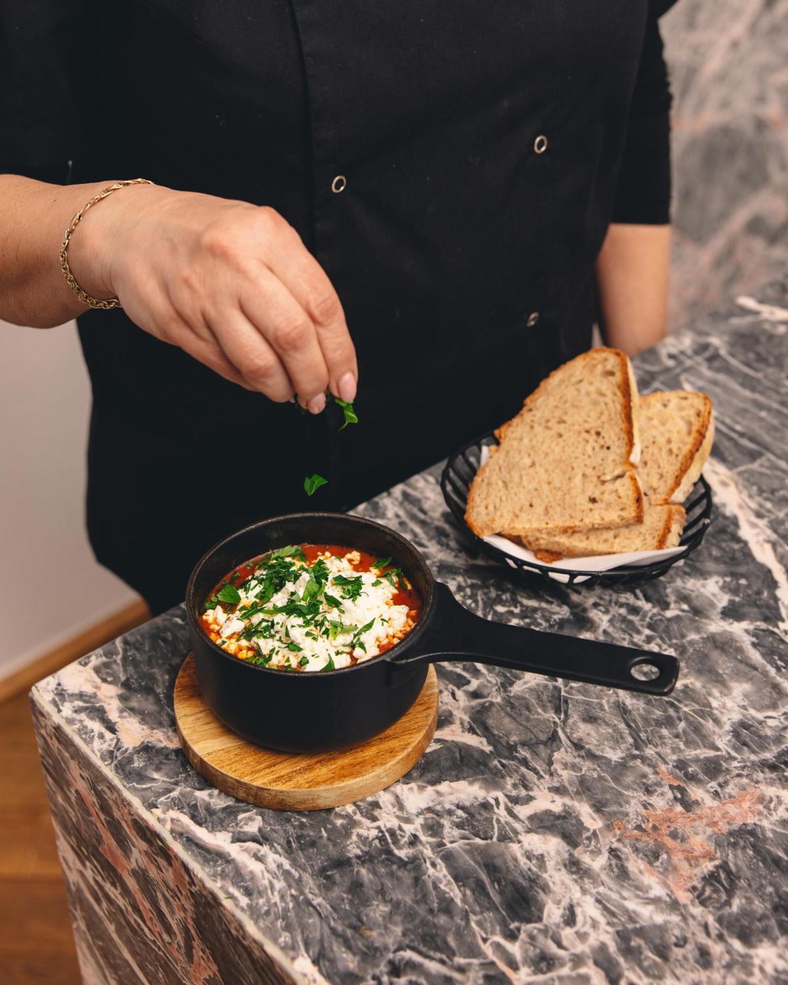 Kai 36 - Hotel Zwischen Fels Und Fluss Graz Eksteriør billede Preparation of a traditional Turkish dish