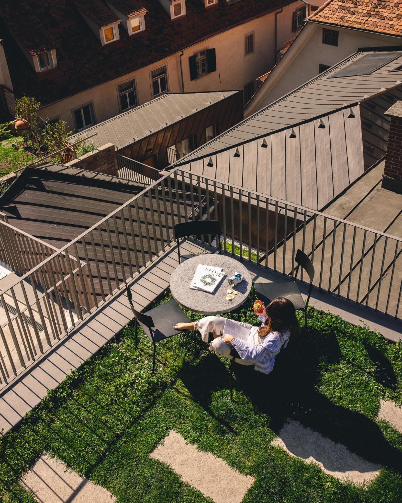 Kai 36 - Hotel Zwischen Fels Und Fluss Graz Eksteriør billede A woman sitting on a balcony