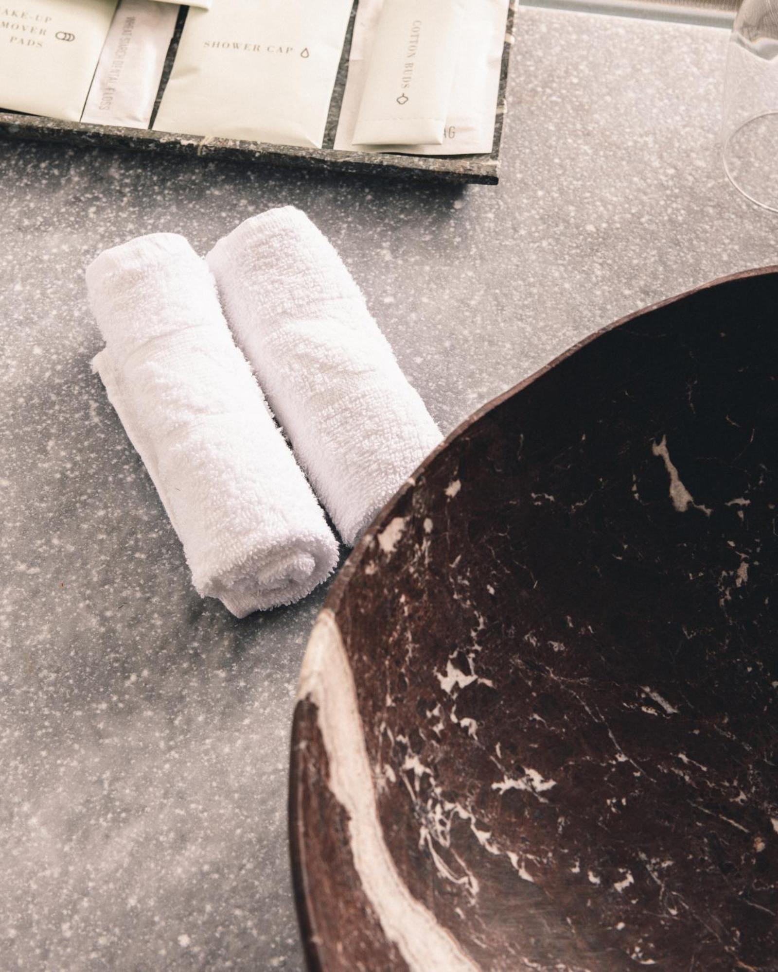 Kai 36 - Hotel Zwischen Fels Und Fluss Graz Eksteriør billede A pair of rolled towels