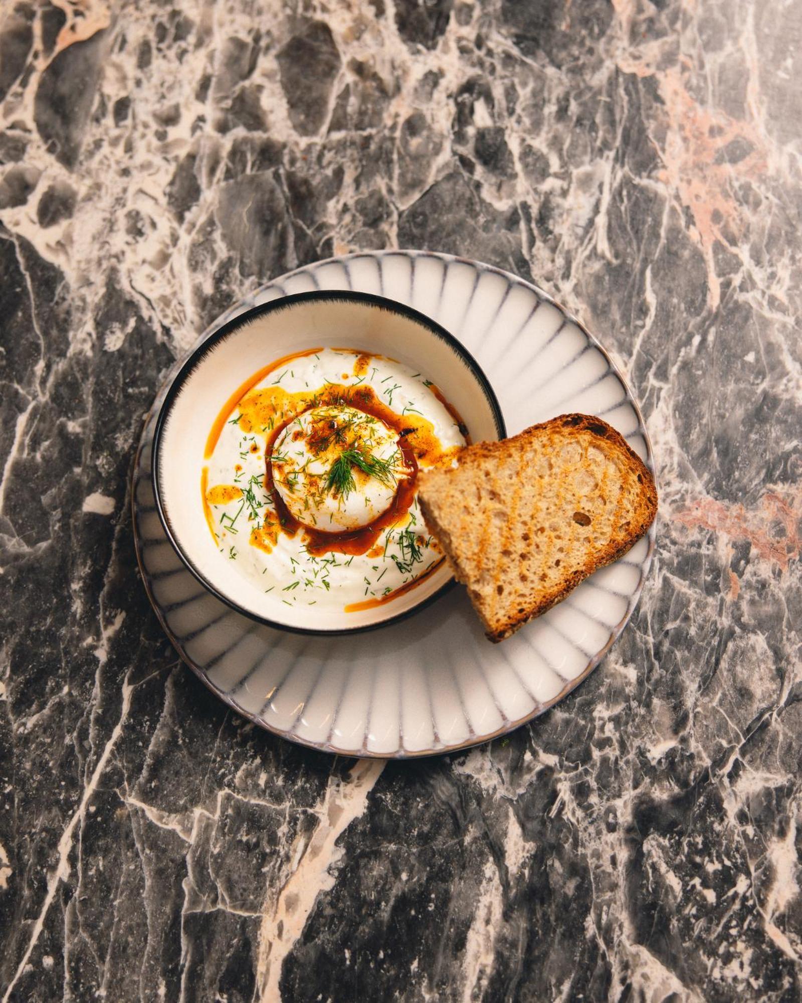 Kai 36 - Hotel Zwischen Fels Und Fluss Graz Eksteriør billede A bowl of Labneh with olive oil and sumac